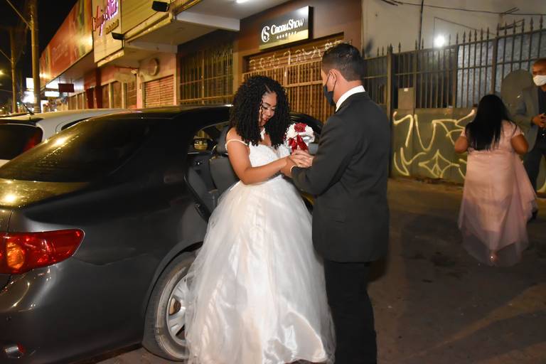a noiva no carro