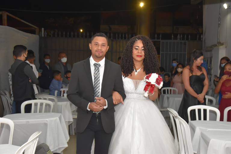 a entrada da Noiva 
  mini wedding  de Jaqueline e Mateus Uma cerimônia intimista,  Elopement Wedding
