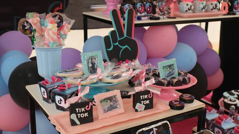 Aniversário de 10 Anos Nicoly
Câmera FujiFilm X-T30 Mirrorless  tema  do aniversário TiK Tok