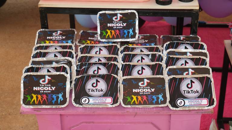 Aniversário de 10 Anos Nicoly
Câmera FujiFilm X-T30 Mirrorless  tema  do aniversário TiK Tok