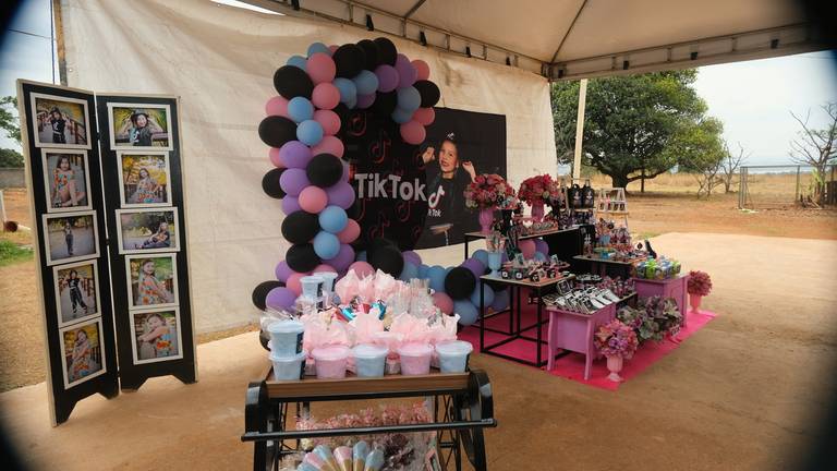 Aniversário de 10 Anos Nicoly
Câmera FujiFilm X-T30 Mirrorless  tema  do aniversário TiK Tok