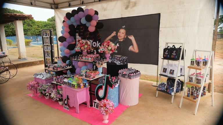 Aniversário de 10 Anos Nicoly
Câmera FujiFilm X-T30 Mirrorless  tema  do aniversário TiK Tok