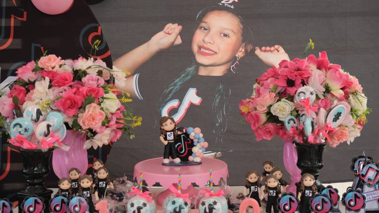 Aniversário de 10 Anos Nicoly
Câmera FujiFilm X-T30 Mirrorless  tema  do aniversário TiK Tok