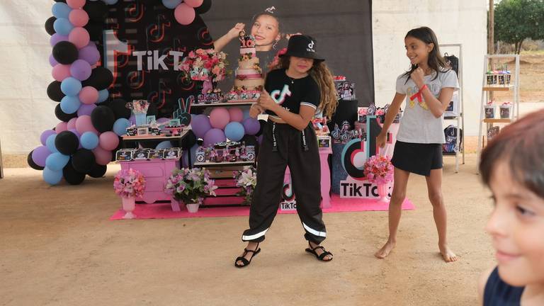 Aniversário de 10 Anos Nicoly
Câmera FujiFilm X-T30 Mirrorless  tema  do aniversário TiK Tok