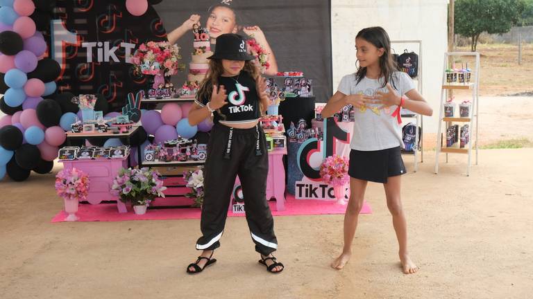 Aniversário de 10 Anos Nicoly
Câmera FujiFilm X-T30 Mirrorless  tema  do aniversário TiK Tok