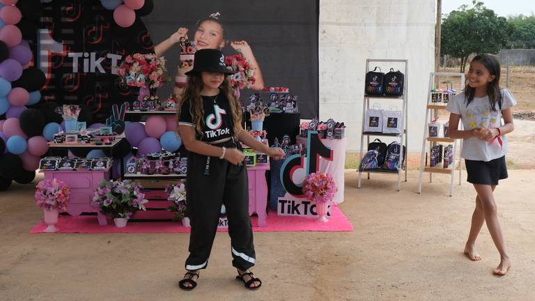 Aniversário de 10 Anos Nicoly
Câmera FujiFilm X-T30 Mirrorless  tema  do aniversário TiK Tok