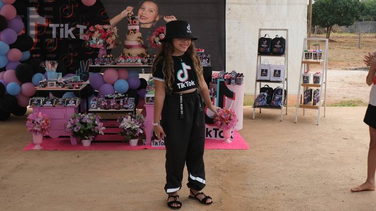 Aniversário de 10 Anos Nicoly
Câmera FujiFilm X-T30 Mirrorless  tema  do aniversário TiK Tok