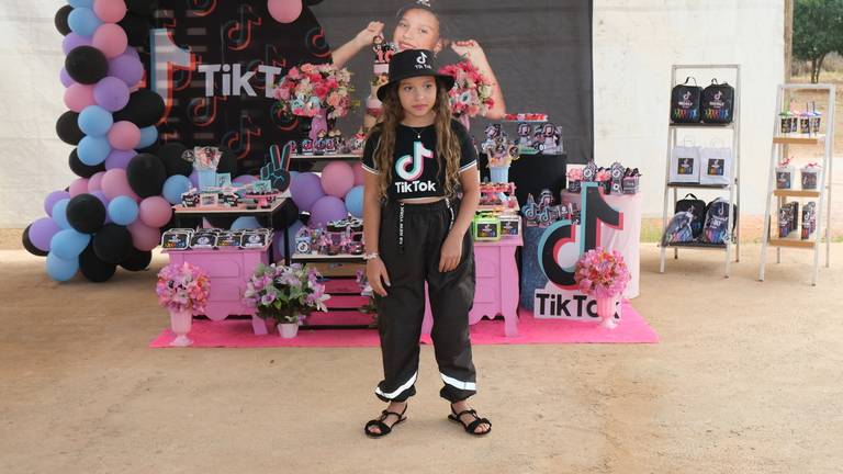 Aniversário de 10 Anos Nicoly
Câmera FujiFilm X-T30 Mirrorless  tema  do aniversário TiK Tok