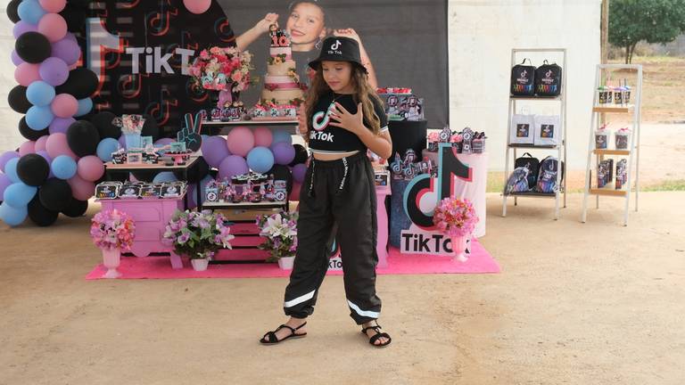 Aniversário de 10 Anos Nicoly
Câmera FujiFilm X-T30 Mirrorless  tema  do aniversário TiK Tok