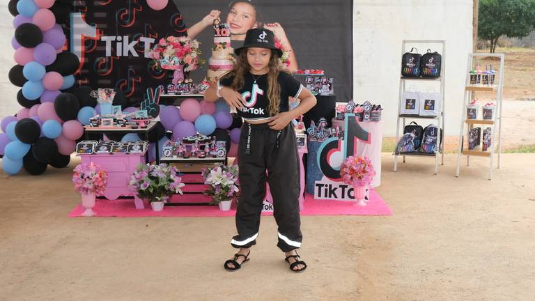 Aniversário de 10 Anos Nicoly
Câmera FujiFilm X-T30 Mirrorless  tema  do aniversário TiK Tok