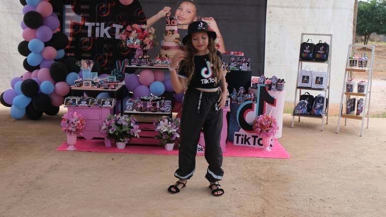 Aniversário de 10 Anos Nicoly
Câmera FujiFilm X-T30 Mirrorless  tema  do aniversário TiK Tok