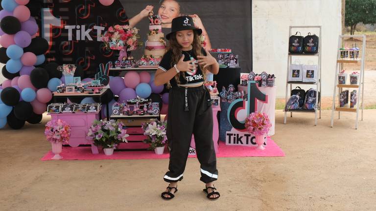 Aniversário de 10 Anos Nicoly
Câmera FujiFilm X-T30 Mirrorless  tema  do aniversário TiK Tok