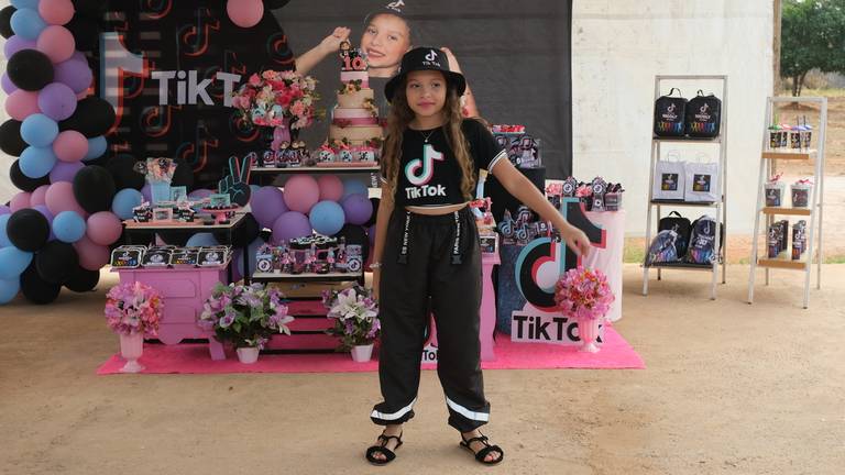 Aniversário de 10 Anos Nicoly
Câmera FujiFilm X-T30 Mirrorless  tema  do aniversário TiK Tok