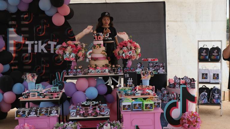 Aniversário de 10 Anos Nicoly
Câmera FujiFilm X-T30 Mirrorless  tema  do aniversário TiK Tok