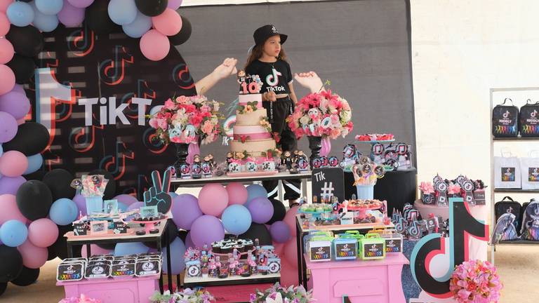 Aniversário de 10 Anos Nicoly
Câmera FujiFilm X-T30 Mirrorless  tema  do aniversário TiK Tok