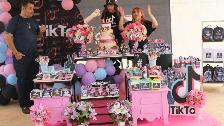 Aniversário de 10 Anos Nicoly
Câmera FujiFilm X-T30 Mirrorless  tema  do aniversário TiK Tok