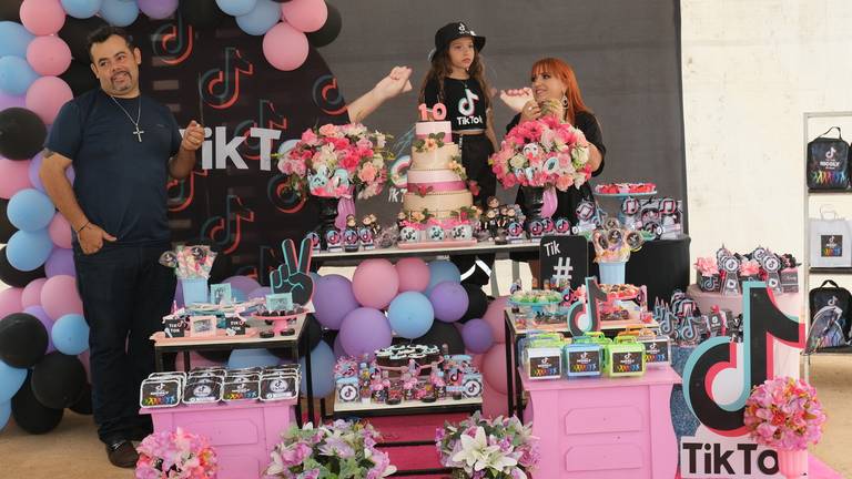 Aniversário de 10 Anos Nicoly
Câmera FujiFilm X-T30 Mirrorless  tema  do aniversário TiK Tok