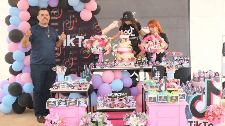 Aniversário de 10 Anos Nicoly
Câmera FujiFilm X-T30 Mirrorless  tema  do aniversário TiK Tok