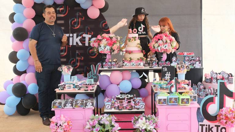 Aniversário de 10 Anos Nicoly
Câmera FujiFilm X-T30 Mirrorless  tema  do aniversário TiK Tok