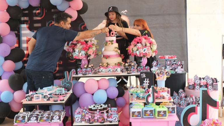 Aniversário de 10 Anos Nicoly
Câmera FujiFilm X-T30 Mirrorless  tema  do aniversário TiK Tok