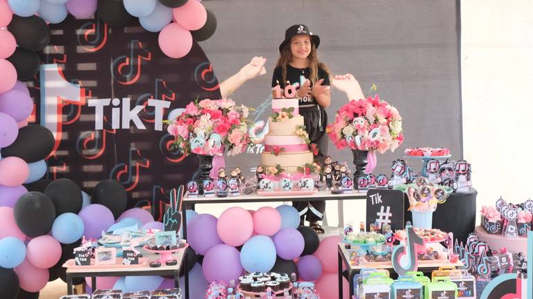 Aniversário de 10 Anos Nicoly
Câmera FujiFilm X-T30 Mirrorless  tema  do aniversário TiK Tok