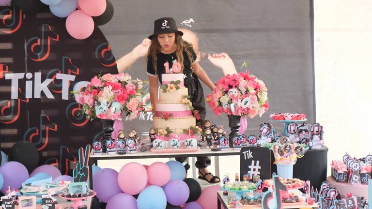 Aniversário de 10 Anos Nicoly
Câmera FujiFilm X-T30 Mirrorless  tema  do aniversário TiK Tok