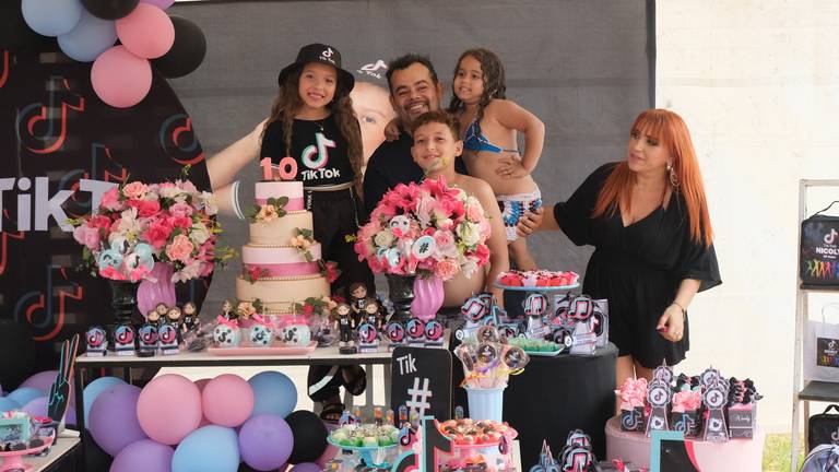 Aniversário de 10 Anos Nicoly
Câmera FujiFilm X-T30 Mirrorless  tema  do aniversário TiK Tok