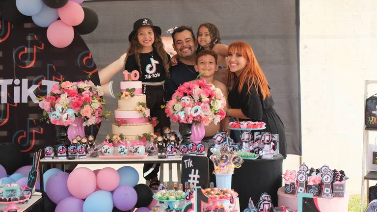 Aniversário de 10 Anos Nicoly
Câmera FujiFilm X-T30 Mirrorless  tema  do aniversário TiK Tok