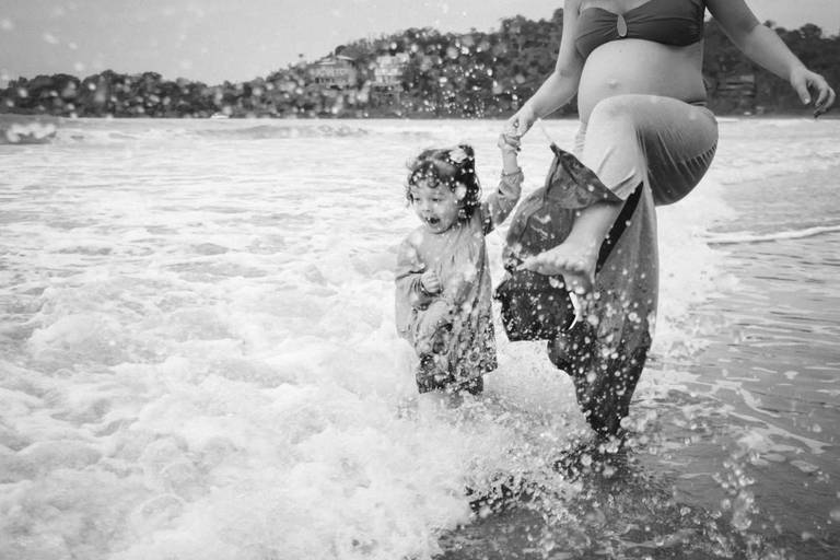 Fotógrafa Ensaio fotográfico gestante mãe e filha praia Guarujá SP