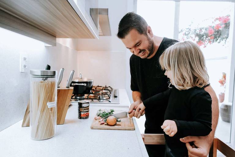 Ensaio fotográfico natural espontâneo pai e filha em casa fotógrafa São Caetano do Sul
