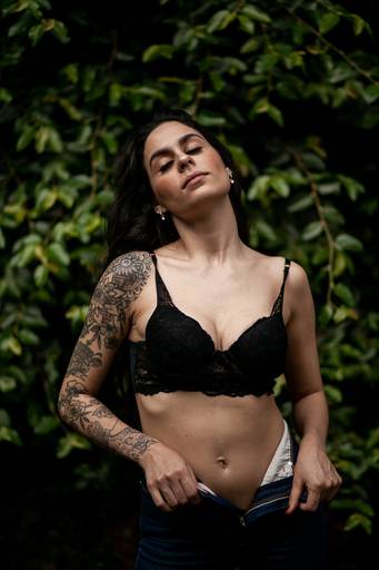 mulher-sensual-lingerie-preto