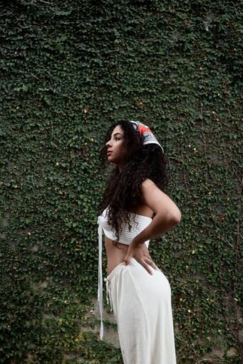 mulher-com-a-mao-na-cintura