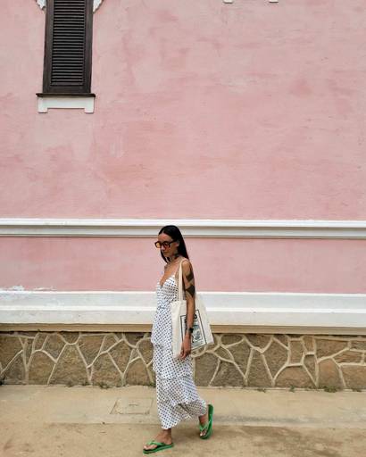 mulher-jardim-botanico-muro-rosa