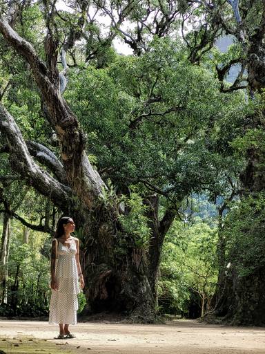 mulher-jardim-botanico-olhando-para-o-lado