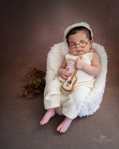 Recém nascido com o violão