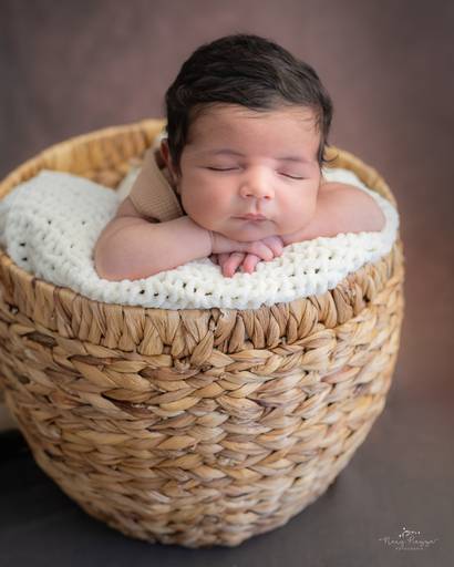 Uma fofura de bebê, no cesto