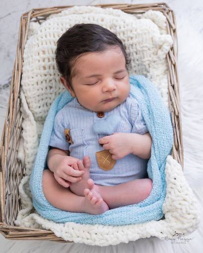 Bebê mais lindo segurando o coração