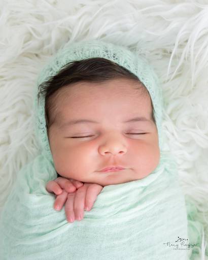 Um bebê com soninho leve