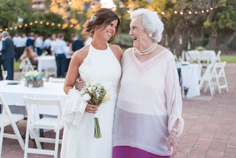 La novia con su abuela en el club CASI, San Isidro, Buenos Aires.