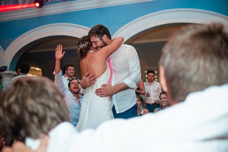 Novios bailan en medio de una gran ronda de amigos. CASI, San Isidro, Buenos Aires.