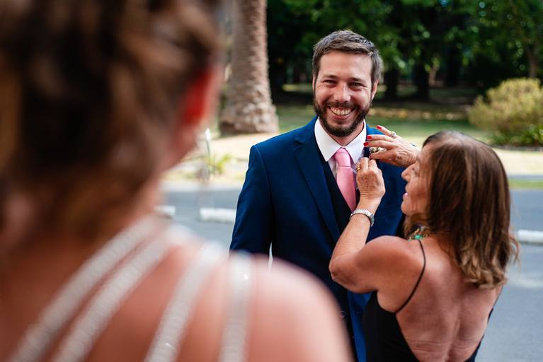 El novio sonrie y espera a la novia en la parroquia del colegio Marín, San Isidro.