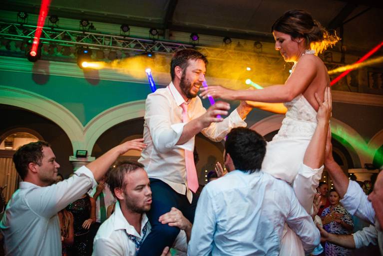 Novios en los hombros de amigos en la pista de baile. CASI, San Isidro, Buenos Aires.