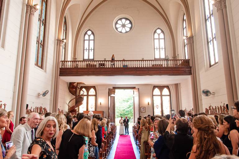 Entrada de la novia en la parroquia Marín, celebración de día. 