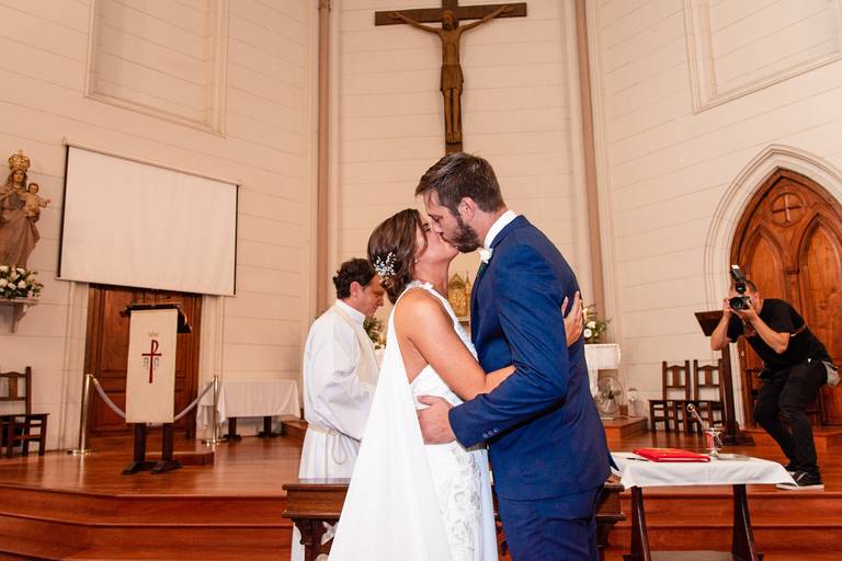 El beso en el altar. Parroquia del colegio Marín de San Isidro, Buenos Aires,