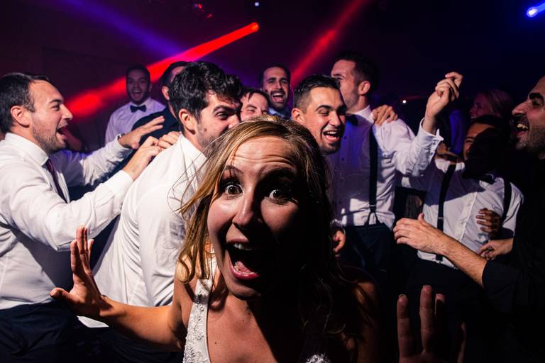 La novia huye de un pogo en la pista de baile en el Liceo Naval, Nuñez, CABA.