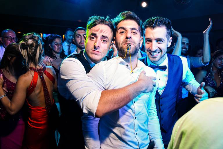 Retrato del novio, su hermano y su mejor amigo. Liceo Naval, Nuñez, CABA.