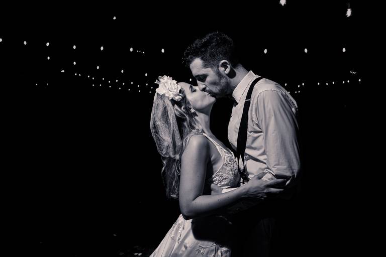 Beso Final de fiesta de los novios en algun lugar del mundo. Liceo Naval, Nuñez, CABA. 