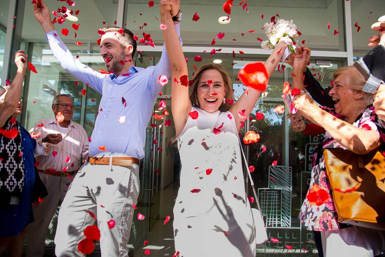 Salida de los novios del civil. 