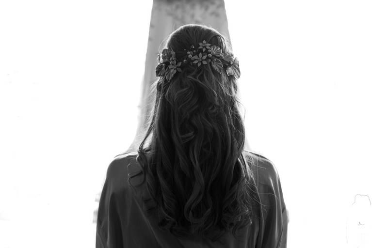 Tocado de novia, vestido y peinado. Blanco y negro. Nuñez, CABA.