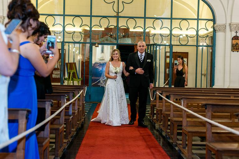 Entrada de la novia en la iglesia Santiago Apóstol, Nuñez, CABA. 